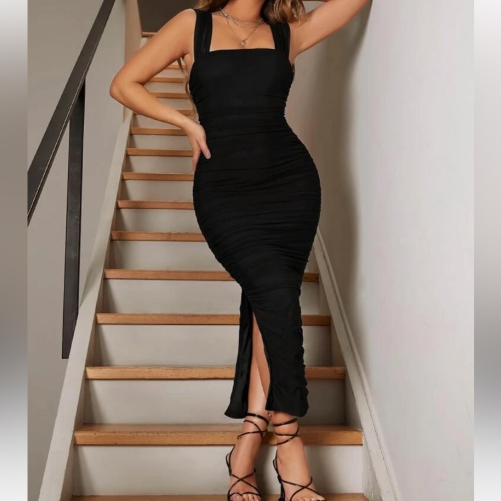 BLACK BODY CON DRESS